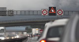 Der Unfall verursachte Stau auf der A1. (Symbolbild)