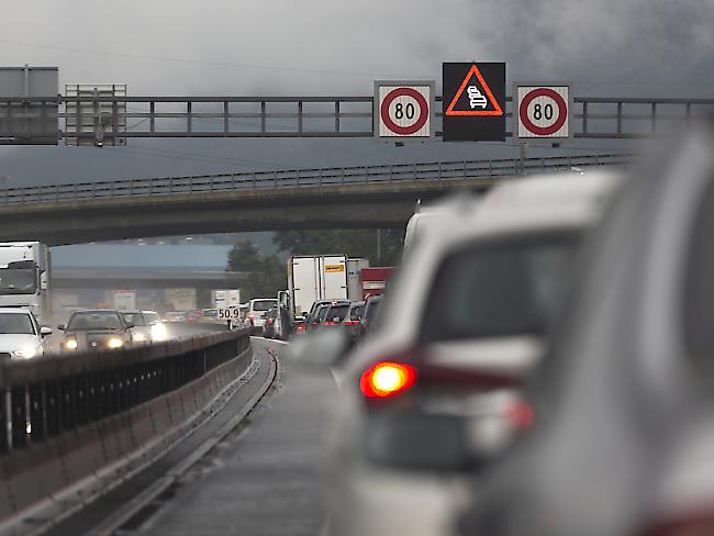 Der Unfall verursachte Stau auf der A5. (Symbolbild)