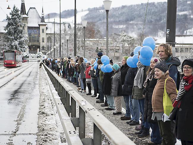 In Bern demonstrieren Teilnehmer von Unicef-Anlässen für Kinderrechte. (Archiv)