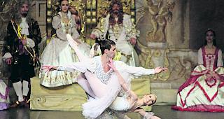 Juwel. Szene aus dem M&auml;rchenballett &laquo;Dornr&ouml;schen&raquo;: Juwel des klassischen Tanzes. 