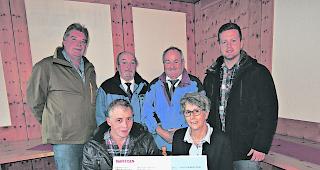 Freude herrscht. K&ouml;bi Seematter (OK Rinderli-St&auml;chf&auml;scht), Bernadette Schmidt (Kassier Krankentr&auml;ger Simplon, vorne sitzend) und (stehend von links) Toni Imboden (OK Rinderli-St&auml;chf&auml;scht), Erhard Henzen (F&auml;hnrich Sektion Simplon), Jean-Louis Borter (Pr&auml;sident Sektion Simplon), Angelo Seematter (OK Rinderli-St&auml;chf&auml;scht). 