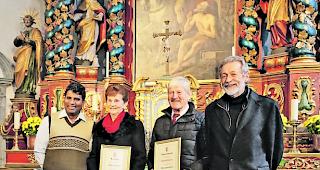 Aktive Mitglieder. Die Jubilare Sabina Rieder und Johann Rieder, umrahmt von Prior-Stellvertreter Josef Sambath und Vereinspr&auml;sident Albert Jaggy (links).  