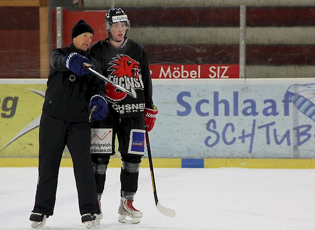 EHC-Visp-Trainer Matti Alatalo im Gespräch mit Fernando Heynen.