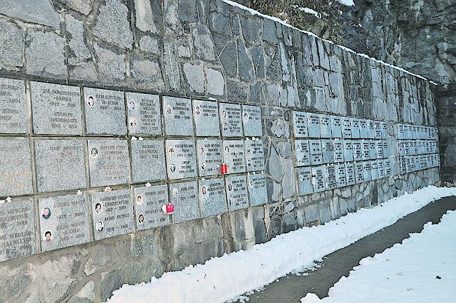 Bei den Urnennischen soll Ende Dezember/Anfang Januar ein Kerzenhaltersockel errichtet werden.