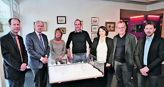 Zufrieden. Die Parteien haben die Lohnvereinbarung unterschrieben: Hugo Burgener, Direktor Spitalzentrum Oberwallis, Prof. Dominique Arlettaz, Verwaltungsratspr&auml;sident Spital Wallis, Natalie D&rsquo;Aoust-Ribordy, Regionalsekret&auml;rin VPOD, Laurent Mabillard, Gewerkschaftssekret&auml;r ICG, Daniela Pollinger Diovisalvi, Regionalsekret&auml;rin SYNA, Prof. Eric Bonvin, Generaldirektor Spital Wallis, Fr&eacute;d&eacute;ric Fragni&egrave;re, Generalsekret&auml;r Spital Wallis (von links). 