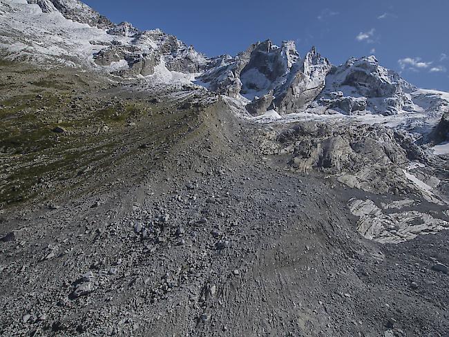 Der verhärende Murgang von Bondo ist geklärt: Der Bergsturz am Piz Cengalo stürzte auf einen Gletscher und schmolz das Eis.