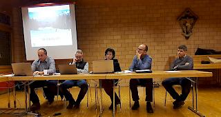 Schwieriges Gesch&auml;ftsjahr. Die Verwaltungsr&auml;te J&ouml;rg Andenmatten, Alfons Stoffel, Claudia Stoffel, Heinz Zimmermann und Gaston Gottsponer (v.l.) anl&auml;sslich der GV von Freitagabend. F&uuml;r Alfons Stoffel r&uuml;ckt derweil neu Eleonora Zimmermann in den Verwaltungsrat.