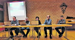 R&uuml;ckblick. J&ouml;rg Andenmatten, Alfons Stoffel, Claudia Stoffel, Heinz Zimmermann und Gaston Gottsponer (von links) anl&auml;sslich der GV. F&uuml;r Alfons Stoffel wird neu Eleonora Zimmermann im VR fungieren. 