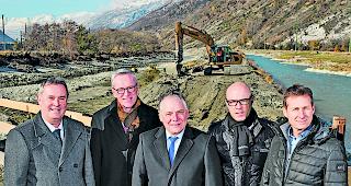 Jahrhundertprojekt. Von links: Roland L&uuml;thi, Generalagent der Mobiliar Oberwallis in Brig, Werner Luginb&uuml;hl, Leiter Public Affairs der Gruppe Mobiliar, Jacques Melly, Yanis Aymon, Generalagent der Mobiliar in Sitten, und Tony Arborino, Chef KAR3. 