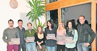 Auszeichnung. Damian Gsponer, gd-Schule Bratsch, Peter Oggier, Direktor Naturpark Pfyn-Finges, Chantal Forno, Primarschule Sonnenberge, Evelyne Oberhummer, Mitarbeiterin Naturpark Pfyn-Finges, Margret Hischier, Primarschule Susten, Stefanie Roth, Primarschule Susten, Genovev Schnyder, Primarschule Leuk-Stadt, und Armin Christen, Naturpark Pfyn-Finges (von links): Freude herrscht. 