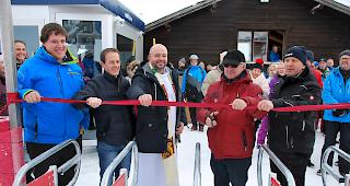 Nino Brunner (VR-Pr&auml;sident der Tourismus-Investitions AG), Fabian Brunner (Gemeindepr&auml;sident), Pfarrer Marek Cichorz, Peter W&uuml;thrich (Hauptsponsor) und Jean-Claude Clausen (VR-Pr&auml;sident Sportbahnen Eischoll Augstbord AG) durchschneiden das Band zur Einweihung.