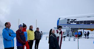 Schnappsch&uuml;sse von der neuen Sesselbahn und den Protagonisten bei der Einweihung mit (von links) St&auml;nderat Beat Rieder, Hans-Jakob Rieder, Gemeindepr&auml;sident von Wiler, alt Bundesrat Adolf Ogi, VR-Pr&auml;sident Manfred Kambly, Gesch&auml;ftsf&uuml;hrer Karl Roth sowie im Vordergrund Pfarrer Thomas Pfammatter und Schwester Franziska.