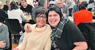 In Festlaune. Trudi und Cindy liessen es sich an der Weihnachtsfeier gut gehen. 