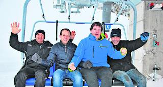 Ritt auf dem &laquo;Betradi-Express&raquo;. Jean-Claude Clausen (VR-Pr&auml;sident Sportbahnen Eischoll Augstbord AG), Fabian Brunner (Gemeindepr&auml;sident), Nino Brunner (VR-Pr&auml;sident Tourismus-Investitions AG) und Patrick Amacker (alt Gemeindepr&auml;sident) freuen sich &uuml;ber die nigelnagelneue Sesselbahn. 