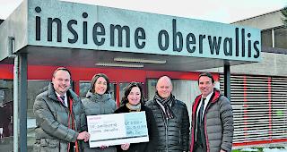 Spendabel. Marco Ritz, Patricia Pfammatter, Nicole Ruppen, Daniel Abgottspon und Armin Zeiter (von links) bei der Check&uuml;bergabe. 