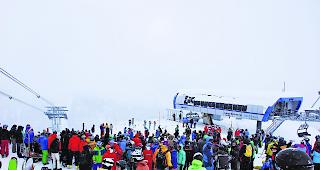 Mehr Komfort. Von der Bergstation der Luftseilbahn (links) wechseln die Schneesportler (hier w&auml;hrend der Er&ouml;ffnungsfeier) bequem zur neuen Sechsersesselbahn &uuml;ber.  
