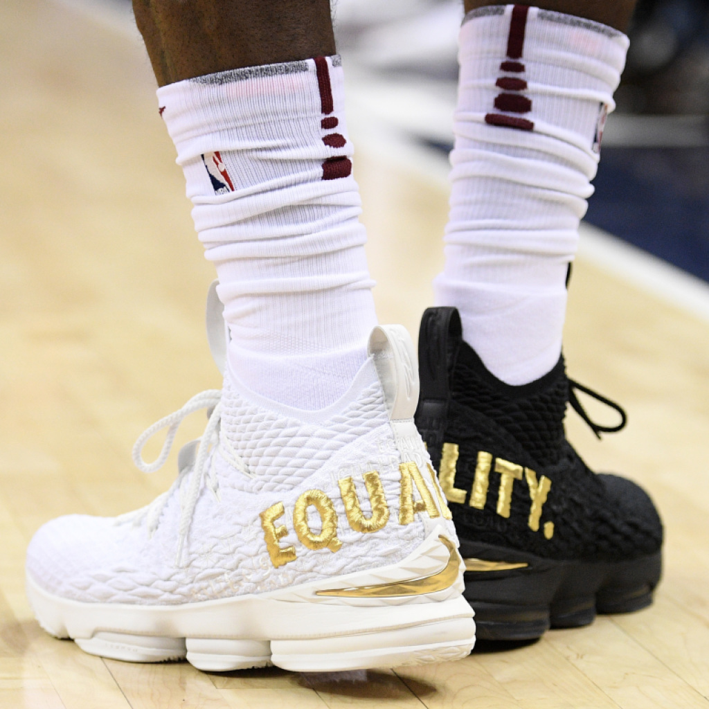 LeBron James tritt mit speziellen Schuhen in Washington ...