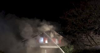 Die St&uuml;tzpunktfeuerwehr Siders hatte den Brand in einem Familienhaus rasch unter Kontrolle.