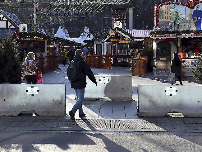 Der Weihnachtsmarkt auf dem Berlin Breitscheidplatz, ein Jahr nach dem Anschlag. Neu sind die Betonteile, die eine Durchfahrt mit einem Fahrzeug verhindern