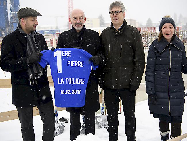 Stadtpräsident Grégoire Junod (links) und der Präsident von Lausanne Sport, David Thompson (zweiter von links) haben am Montag den Grundstein für das neue Fussballstadion in Lausanne gelegt.