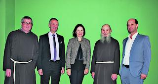 Zufrieden. Br. Damian Keller, Emera-VR-Pr&auml;sident Jean-Pierre Bringhen, Staatsr&auml;tin Esther Waeber-Kalbermatten, Br. Agostino Del-Pietro und Notar Beat Rieder (von links).  