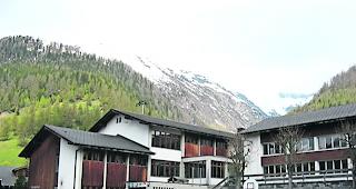 Vor dem Aus? Das OS-Zentrum M&uuml;nster hat derzeit weniger Sch&uuml;ler als jenes in Fiesch und auch die Kosten liegen h&ouml;her. Deshalb ist anzunehmen, dass es diese Schule trifft, falls eine im Goms geschlossen wird. 