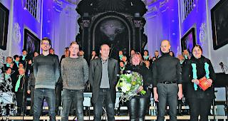 Gelungenes Konzert. Der Chor &laquo;Gospel Joy&raquo; mit Schlagzeuger Martin Venetz, Gitarrist Sandro Jordan, Klarinettist Reinhard Heldner, Dirigentin/Komponistin/Pianistin Dorothee Steiner, S&auml;nger Manuel Pollinger und Moderatorin Petra Schoepfer (von links) erhielt grossen Beifall. 