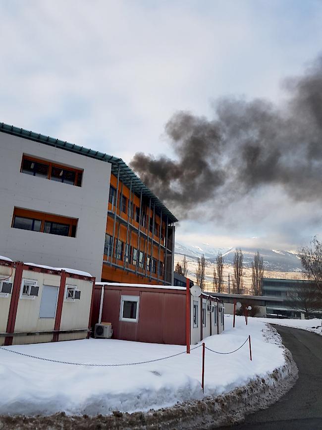 Rauch über dem Sittener Spital. Beim Vorfall wurde niemand verletzt.