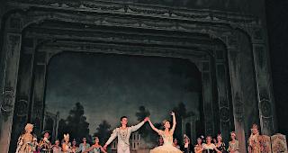 Wundervolles Ballett. Das moldawische Nationalballett schenkte einem begeisterten Publikum einen einmalig sch&ouml;nen M&auml;rchenabend, allen voran Prinz D&eacute;sir&eacute; mit Dornr&ouml;schen (beide in Bildmitte, Dornr&ouml;schen in Position 5/Port de bras en haut). 