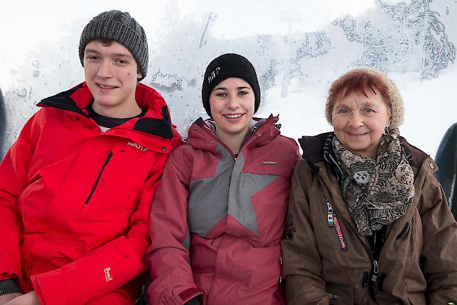 Manuel Truffer (22) aus St. Niklaus, Patricia Loepfe (23) und Irmgard Walter (70), beide aus Grächen.
