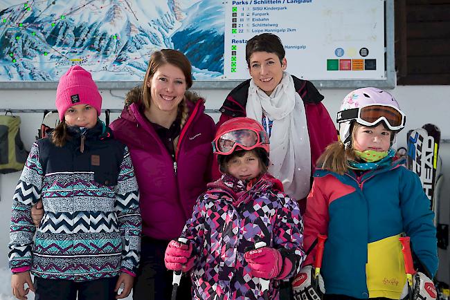 Nora Biffiger (10), Veronique Walter (26), beide aus Grächen, Ziwa (7) und Caroline Truffer (39) und Mona Fux (7), alle drei aus St. Niklaus.