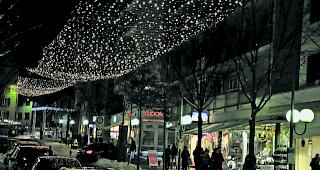 Beliebter Abendverkauf. Die L&auml;den entlang der Briger Bahnhofstrasse waren gestern Abend l&auml;nger offen: An allen drei Abenden vor Heiligabend bietet sich der Kundschaft die Gelegenheit, jeweils bis um 20.00 Uhr zu shoppen. 