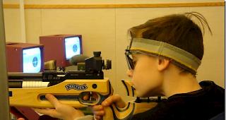 Das Stirnband mit Augenklappe darf auch beim Nachwuchs nicht fehlen. 