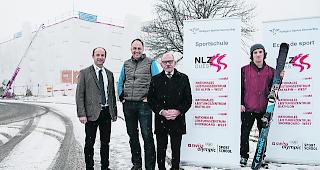 Moderne Infrastruktur. Von links: Gerhard Schmidt, Rektor Kollegium Spiritus Sanctus, Christophe Darbellay, Staatsrat, Louis Ursprung, Stadtpr&auml;sident Brig-Glis, Robin Briguet, Freeski Team Swiss Ski, vor dem ehemaligen Klosterbad.  