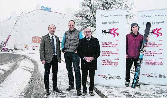 Moderne Infrastruktur. Von links: Gerhard Schmidt, Rektor Kollegium Spiritus Sanctus, Christophe Darbellay, Staatsrat, Louis Ursprung, Stadtpräsident Brig-Glis, Robin Briguet, Freeski Team Swiss Ski, vor dem ehemaligen Klosterbad.  