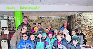 Weihnachtszeit. Kerzenziehen in Agarn. 