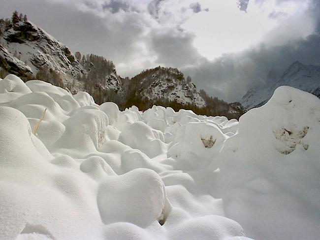 Zwei Skifahrer sind am Samstag bei einem Lawinenabgang auf der italienischen Seite des Mont Blanc ums Leben gekommen.(Archivbild)