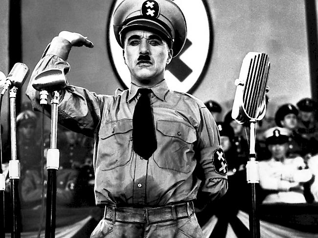 Charlie Chaplin als Adolf Hitler im Filmklassiker "Der grosse Diktator": Am (heutigen) Montag vor 40 Jahren starb der Künstler im Alter von 88 Jahren in der Schweiz.