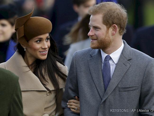 Prinz Harry und seine Verlobte Meghan Markle auf dem Weg zum Weihnachtsgottesdienst in Sandringham.