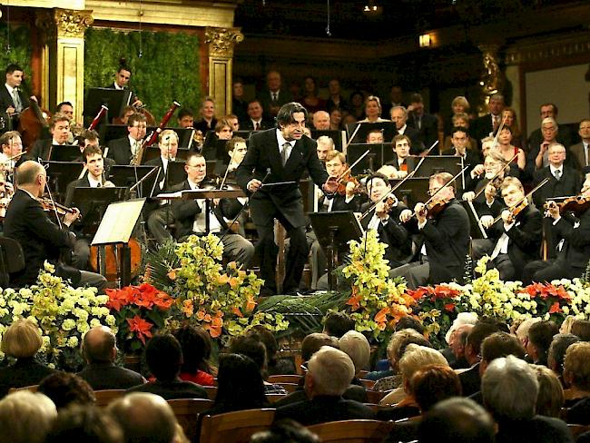 14 Jahre nach seinem letzten Neujahrskonzert mit den Wiener Philharmonikern gibt Riccardo Muti (M) eine Neuauflage. (Archivbild)