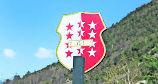 Zwei Missverstandene, die sich verstehen. Um die Beh&ouml;rden vorzuf&uuml;hren, bezahlt Unternehmer Otto Ruppen 160100 Franken f&uuml;r das Nummernschild &laquo;VS 1&raquo;. Die feierliche &Uuml;bergabe ist eine der letzten Amtshandlungen des abgew&auml;hlten Staatsrats Oskar Freysinger. 