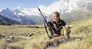 Waidmannsheil: Melanie Burgener pr&auml;sentiert stolz das erlegte Wild.