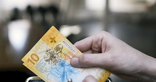 Der Bundesrat ist der Ansicht, dass eine nationale Regelung der Parteienfinanzierung und der Finanzierung von Wahl- und Abstimmungskampagnen kaum mit den Eigenheiten des schweizerischen politischen Systems vereinbar ist.