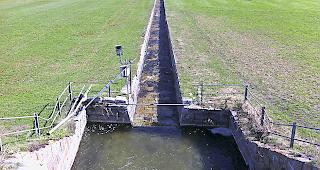 Der kanalisierte Niderbach bei Geschinen.