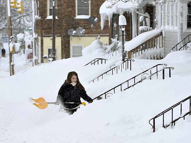 Bis zu den Hüften im Schnee befreit diese Frau in Erie den Hauseingang von den Schneemassen