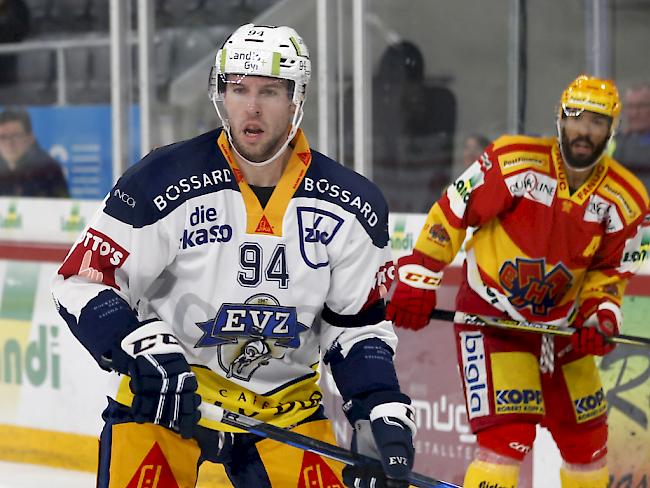 Zugs Larri Leeger (vorne) wechselt auf die kommende Saison zu den SCL Tigers ins Emmental