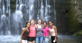 &laquo;Ramize, eine Mitarbeiterin, Johanna, eine Mitfreiwillige, ich, Suzane, eine 'Tranzit-Bewohnerin', und Krenare, ebenfalls eine Mitarbeiterin.&raquo;