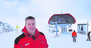 Viele Investitionen. Der CEO von Gr&auml;chen Tourismus, Berno Stoffel, vor der neuen Plattja-Bergstation auf 2817 m &uuml;.M. 