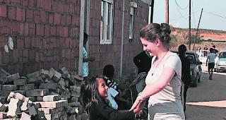 Ausgelassen. Anna-Maren Brantschen und die siebenj&auml;hrige Sevdie in Tranzit. 