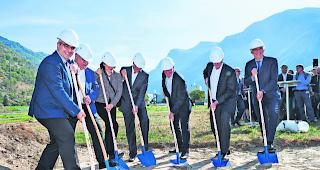 Auf Oberwalliser Boden. Zusammen mit Sanofi investiert Lonza fast 300 Millionen Franken in den Standort Wallis. 